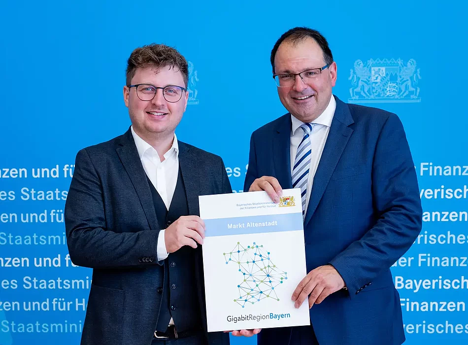 Staatssekretär Martin Schöffel verleiht das Siegel „GigabitRegionBayern“ am 9. Juli 2026 im Bayerischen Staatsministerium der Finanzen und für Heimat.